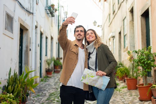 Gratis lagerfoto af gade, glad, gruppe selfie