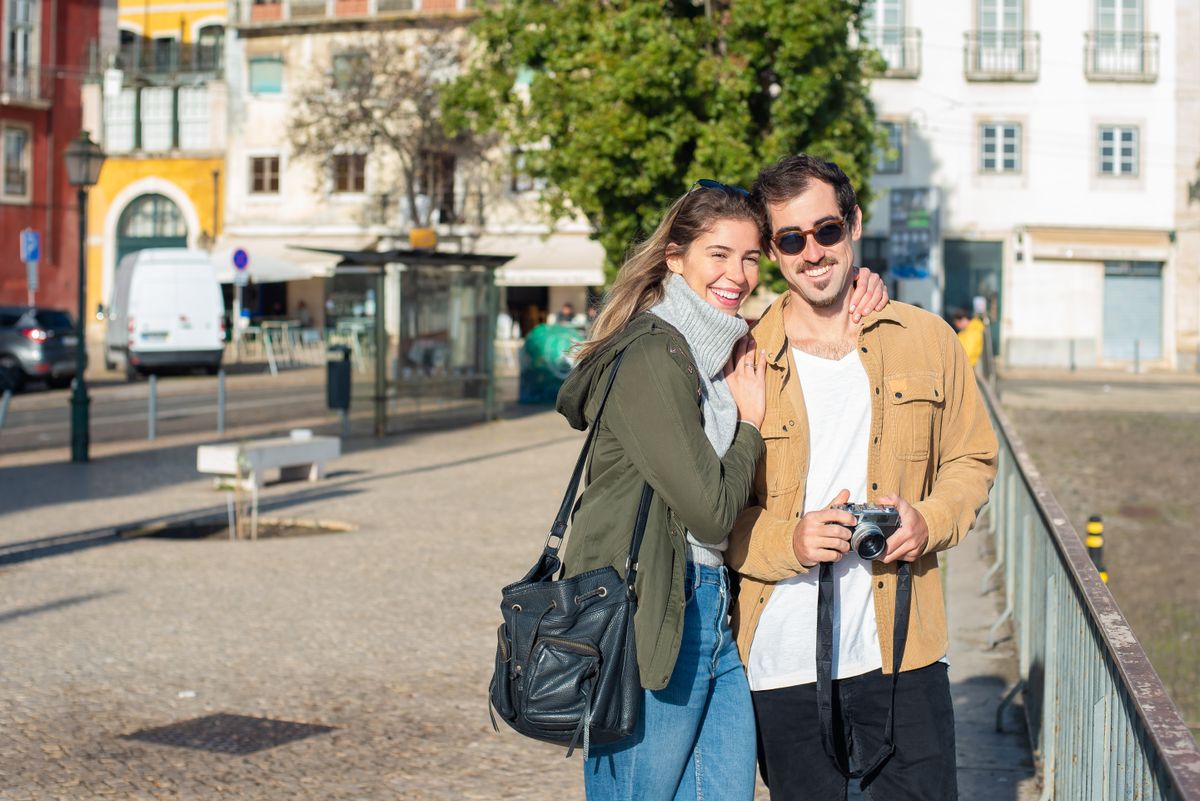 Pareja de viaje en una ciudad europea - aniversario en Europa