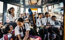 在印度瓦德冈，一群穿着制服的学童正在公交车上