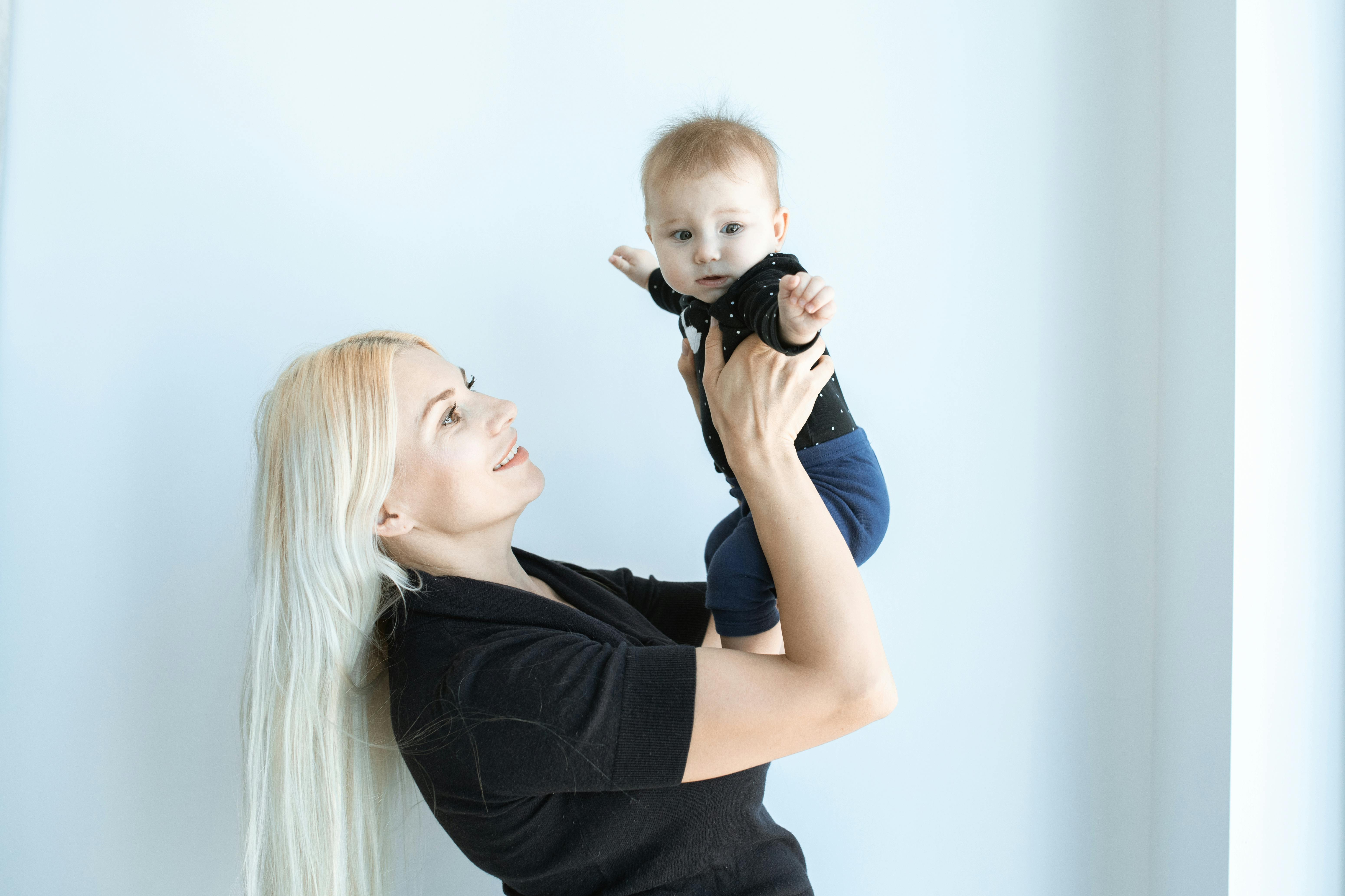 Mutter mit Baby und Behördenunterlagen