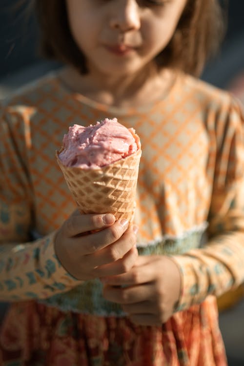 Fotobanka s bezplatnými fotkami na tému dievča, držanie, kornút zmrzliny