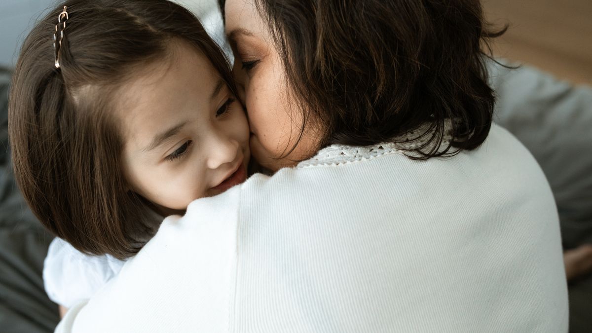 母親が娘を抱きしめる温かい様子(イメージ)