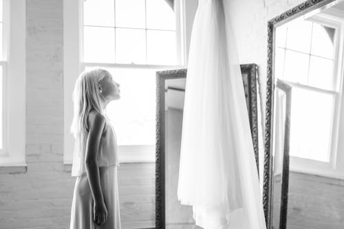 aynalar, bakmak, Beyaz elbise içeren Ücretsiz stok fotoğraf