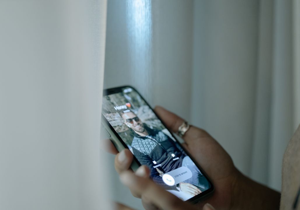 Online dating: starting a conversation on a niche platform