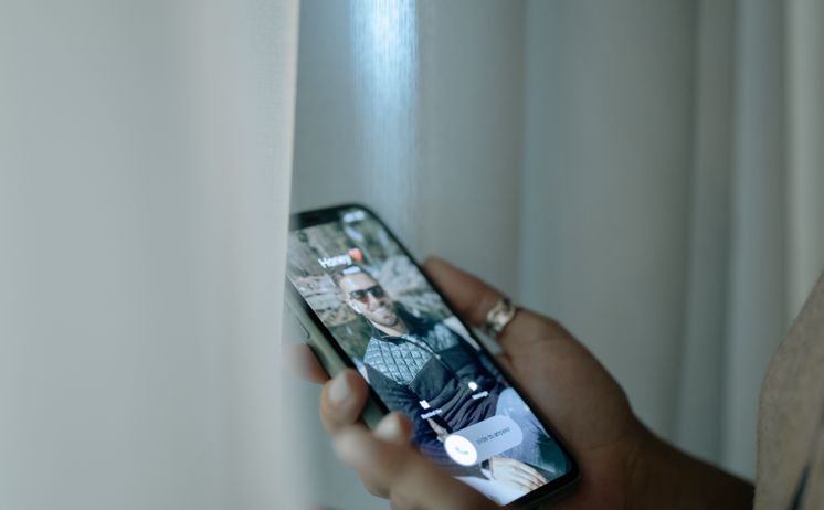 Online dating: starting a conversation on a niche platform