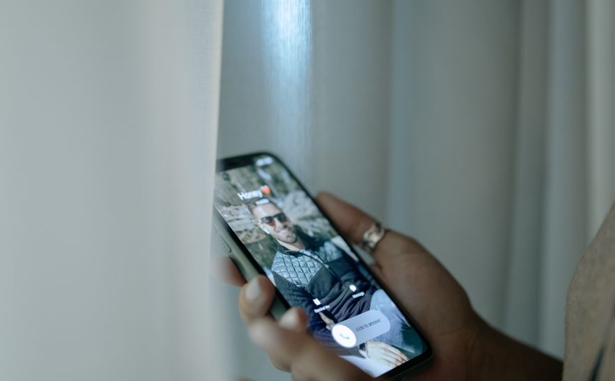 Online dating: starting a conversation on a niche platform