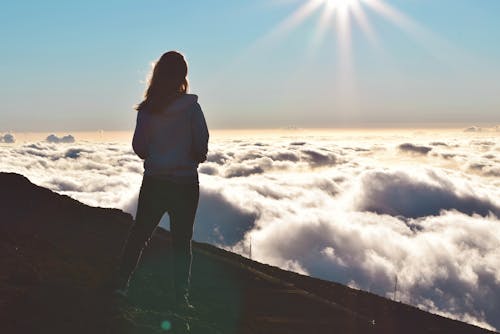 Vrouw Stond Op De Berg