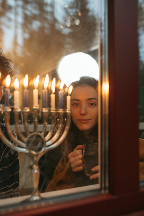 Ilmainen kuvapankkikuva tunnisteilla hanukka, hanukkiah, heijastus