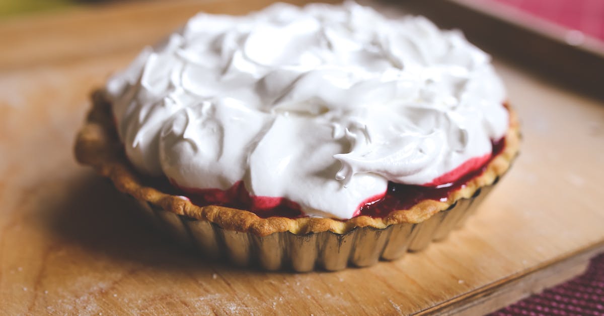 Tart with strawberry and meringue