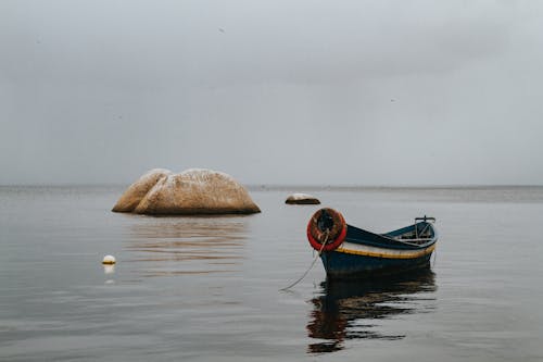 бесплатная Бесплатное стоковое фото с валуны, весельная лодка, море Стоковое фото