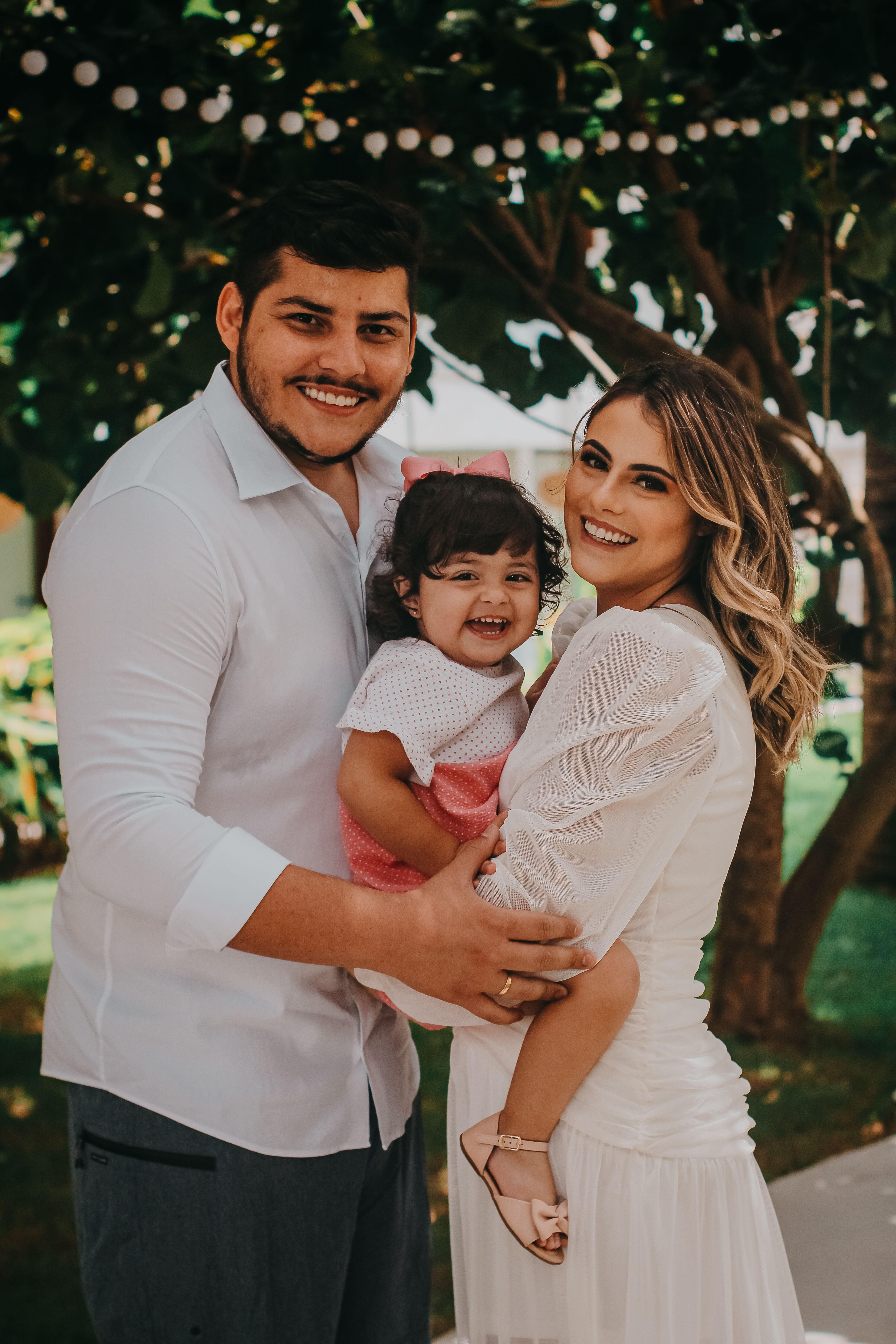 Familia Amorosa Riendo En La Mesa Con Comida Acogedora · Fotos de stock ...