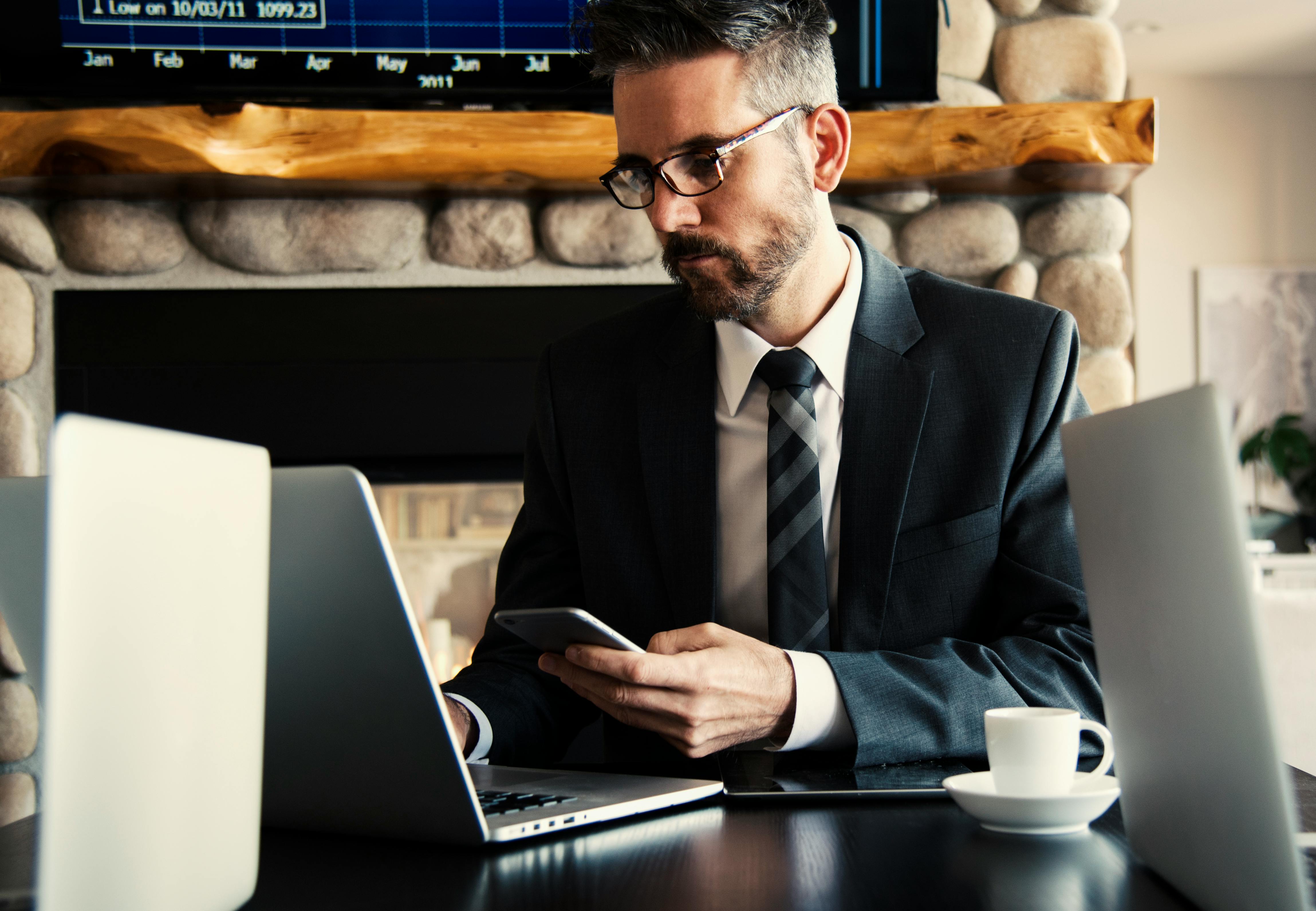 Dunkelhaariger Mann bei der Arbeit mit einem Computer an seinem Schreibtisch im Büro. | Quelle: Pexels