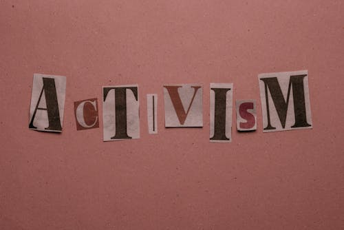 Gratis lagerfoto af aktivisme, bogstaver, lyserød overflade