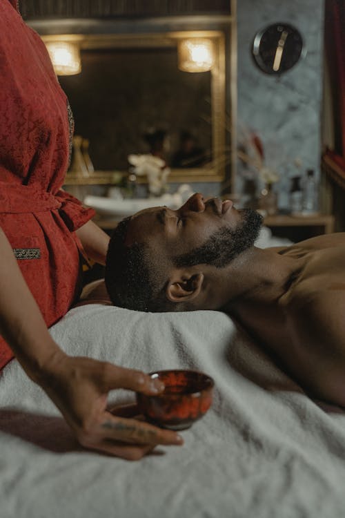 Kostenlos Kostenloses Stock Foto zu massage, massagetisch, schwarzer mann Stock-Foto