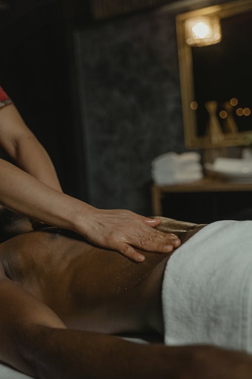 Kostenloses Stock Foto zu hände, massage, schwarzer mann