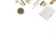 这间优雅的公寓配备了金色主题的文具，包括笔记本、剪刀和曲别针