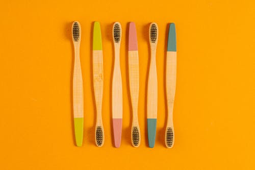 grátis Foto profissional grátis de cuidado dental, de madeira, escovas de dentes Foto profissional