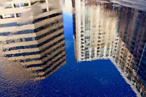 Безкоштовне стокове фото на тему «будівлі, відображення, вода»