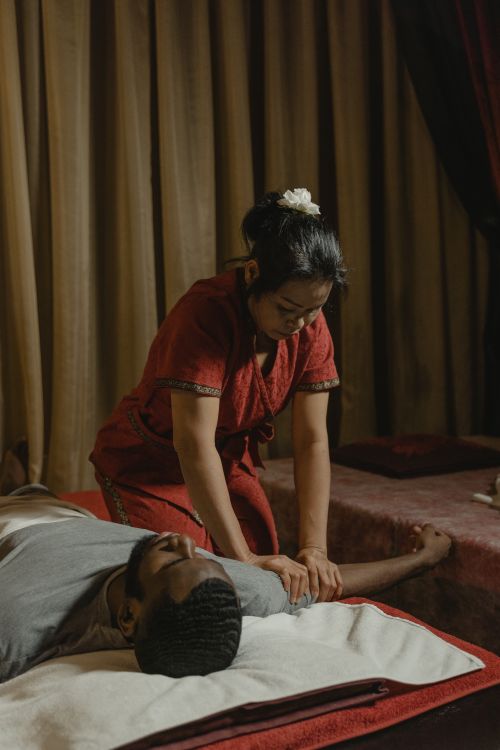 Free A relaxing massage therapy session in a serene spa setting with professional masseur. Stock Photo