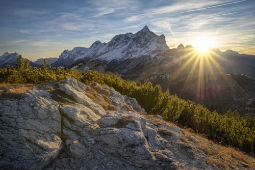 бесплатная Заснеженная гора во время восхода солнца Стоковое фото