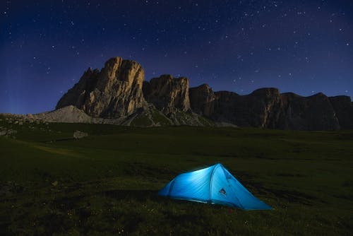 산 근처 블루 돔 텐트