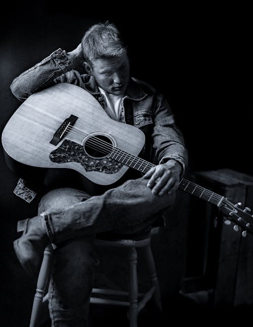 Darmowe zdjęcie z galerii z czarno-biały, gitara, gitarzysta
