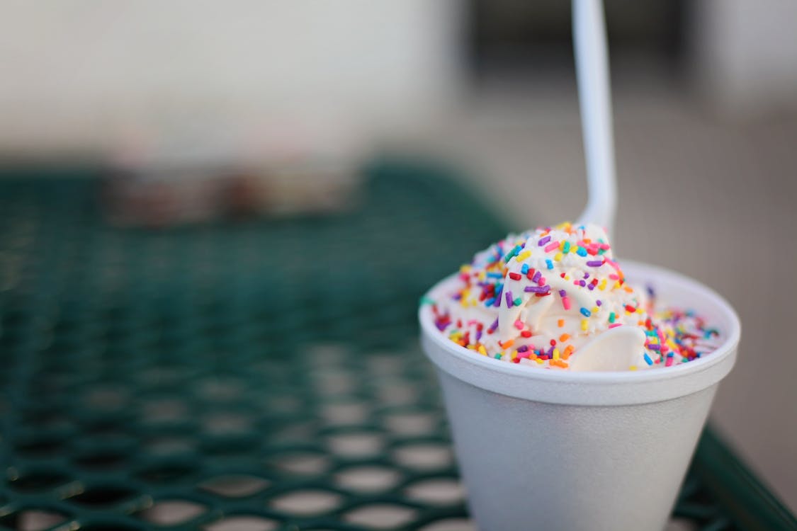 бесплатная Чашка мороженого с брызгами Стоковое фото