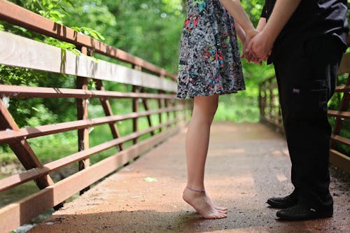 Couple, Debout, Sur, Pont