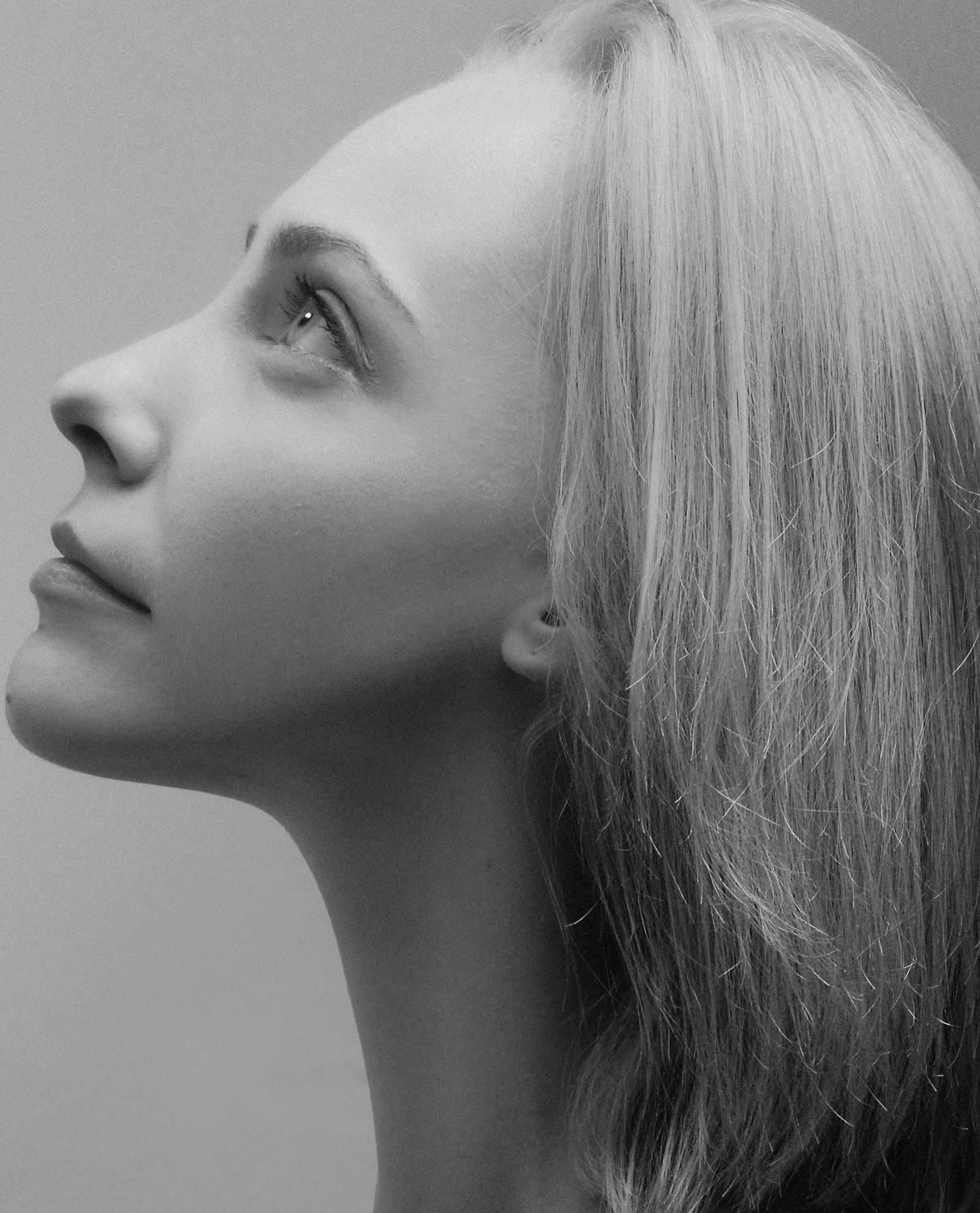 Black and White Photo of Woman Looking Up · Free Stock Photo
