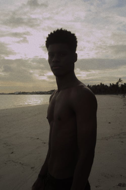 Ilmainen kuvapankkikuva tunnisteilla afroamerikkalainen mies, hiekkaranta, ilman paitaa