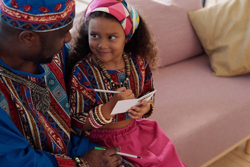 Photo De Fille Regarde Joyeusement Son Père