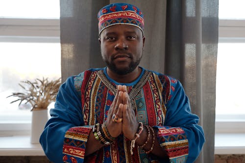 Photo D'un Homme Portant Des Vêtements Traditionnels