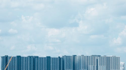 Foto profissional grátis de arranha-céus, céu azul, conhecimento