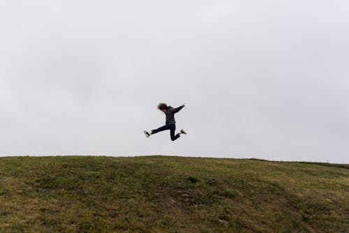 Foto profissional grátis de área, arremesso com salto, calça jeans