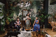 三名非洲妇女在传统服装庆祝室内充满活力的装饰