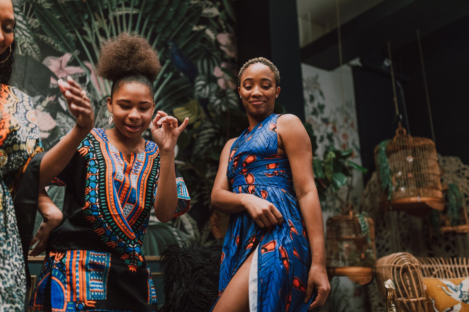 Femmes en tenues wax dansant lors d’une soirée afro