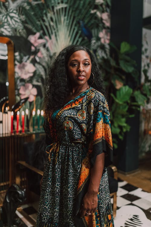 Mulher Em Vestido Tradicional Verde E Laranja