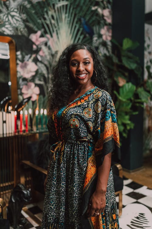 Foto De Mulher Em Vestido Floral Azul E Laranja