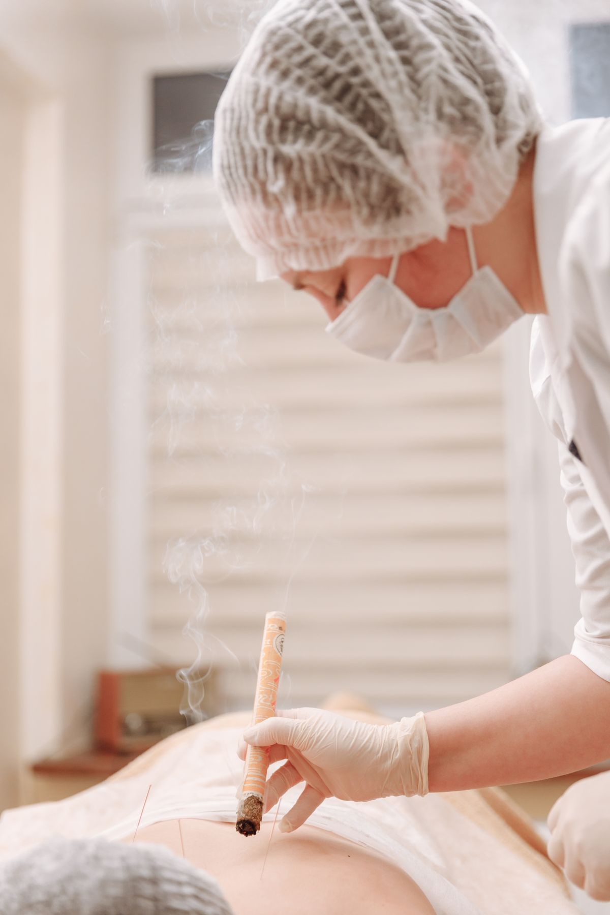 Profissional preparando moxa em um ambiente tranquilo
