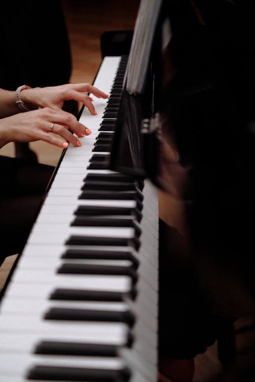 Persoon Piano Spelen In Close Up Fotografie