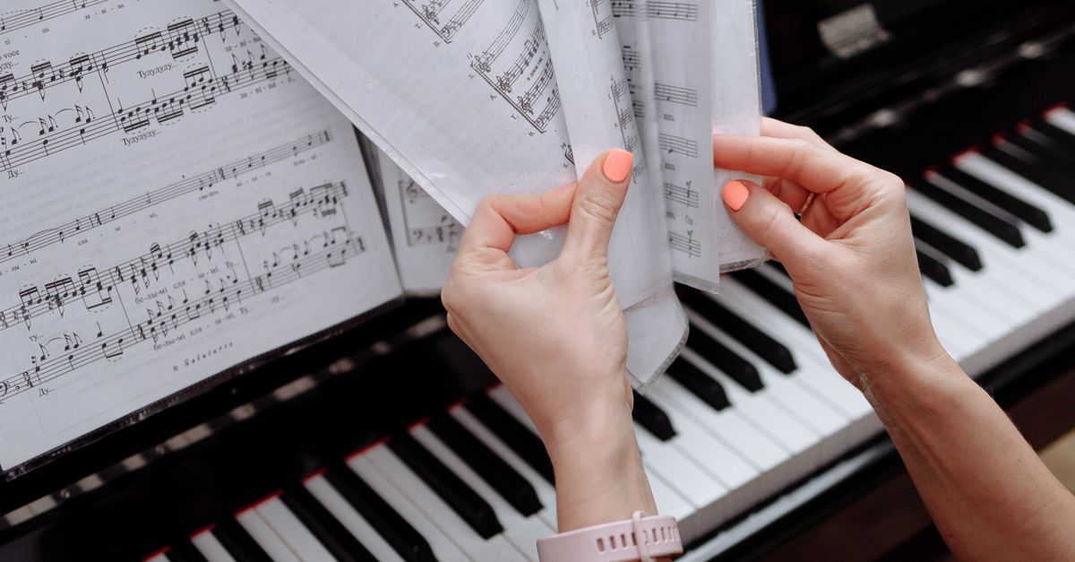 Sheet music binder at the piano