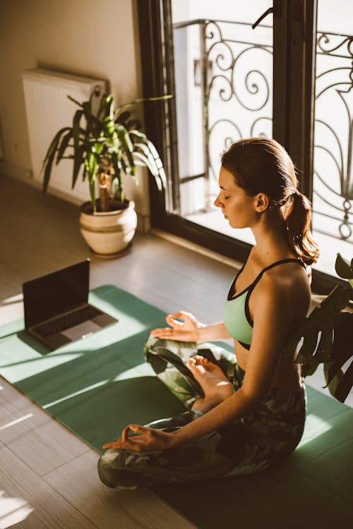 Fotobanka s bezplatnými fotkami na tému Bosý, jóga predstavujú, lotus pose