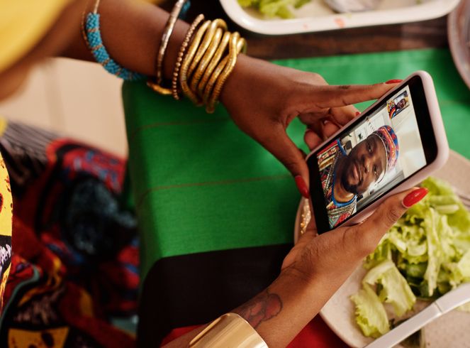 Online dating: starting a conversation on a niche platform