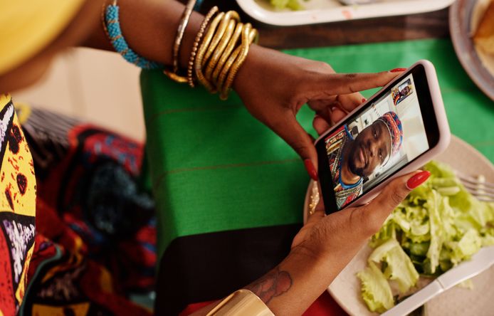 Online dating: starting a conversation on a niche platform