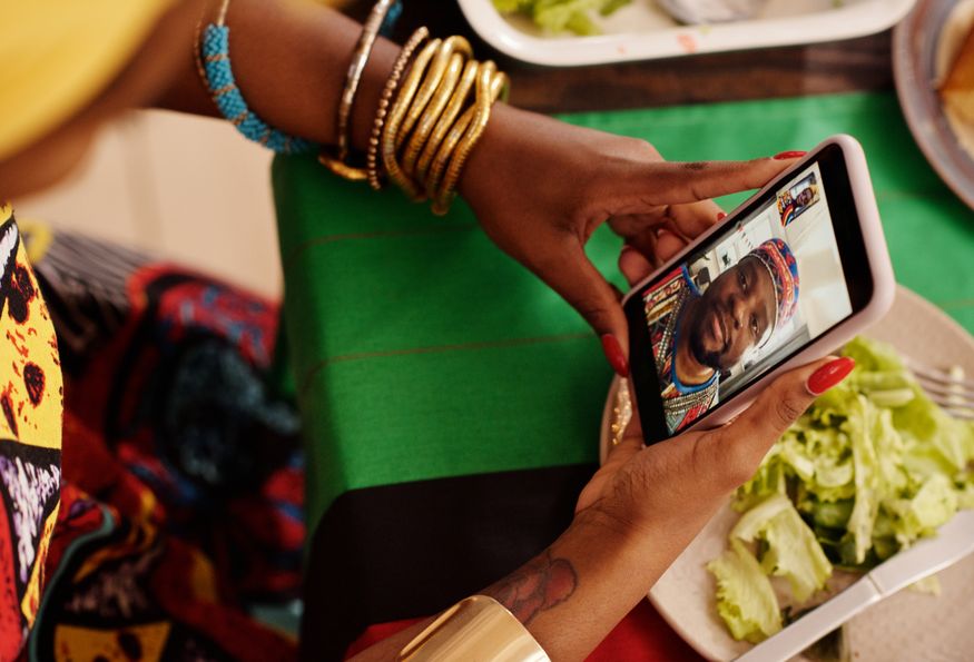 Online dating: starting a conversation on a niche platform
