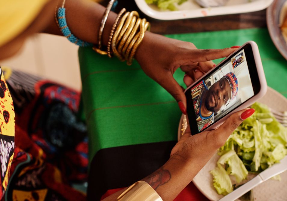 Online dating: starting a conversation on a niche platform