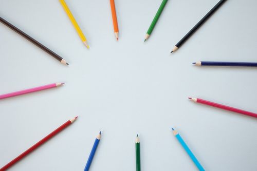 Free A minimalistic and vibrant display of colorful pencils in a circular layout on a white background. Stock Photo