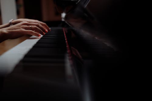 無料 黒い部屋でピアノを弾く人 写真素材