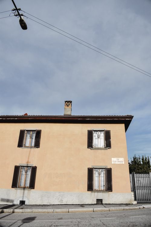 Free Low angle shot of Italian house with blue sky and power lines in Bergamo, Lombardy. Stock Photo