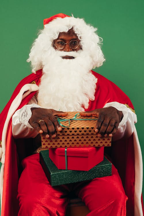 święty Mikołaj Trzyma Prezenty świąteczne
